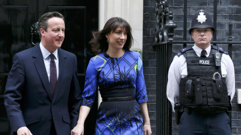 David Cameron y su esposa ponen rumbo al Palacio de Buckingham. /REUTERS