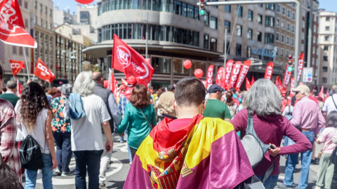 Numerosas personas marchan durante la manifestación por el Día Internacional de los Trabajadores o Primero de Mayo, en la Gran Vía, a 1 de mayo de 2022, en Madrid (España)