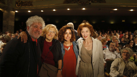 La candidata de Ahora Madrid al Ayuntamiento, Manuela Carmena (2i), junto al cineasta Pedro Almodóvar y las actrices Inma Cuesta y Marisa Paredes, antes del comienzo del acto celebrado hoy en la Cuesta de Moyano de Madrid, con el que abre l