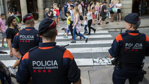 Varios mossos patrullan el centro de Barcelona hace unos días. EFE/Quique García