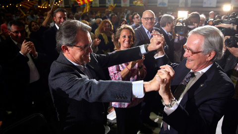 El alcalde y candidato de CiU, Xavier Trias (d), acompañado por el presidente de CiU y de la Generalitat, Artur Mas (i), al inicio de la campaña electoral en un acto celebrado esta noche en el barrio del El Guinardò de Barcelona. EFE/Toni A