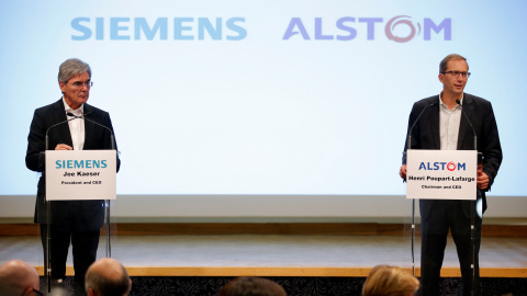 El presidente de Siemens, Joe Kaeser (i), y el responsable de Alstom, Henri Poupart-Lafarge (d), ofrecen una rueda de prensa sobre la fusión de ambas compañías en París (Francia). REUTERS/Stephane Mahe