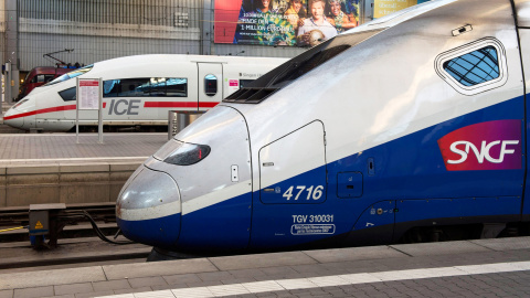 Un tren de alta velocidad de la operadora francesa SNCF, fabricado por Alstom, cerca de un tren de alta velocidad de la poeradora alemana ICE, fabricado por Siemens, en la estación ferroviaria de Munich. REUTERS/Lukas Barth