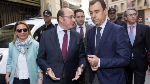 El expresidente de Murcia, Pedro Antonio Sánchez, y el coordinador general del PP, Fernando Martínez-Maillo, junto a otros cargos de la organización regional del partido, en una imagen de archivo. EFE