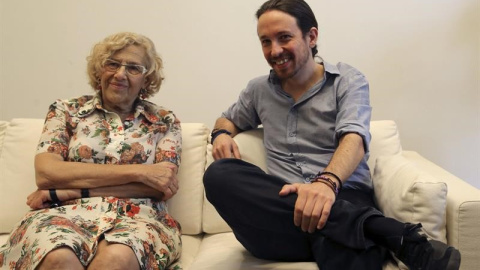 La alcaldesa de Madrid, Manuela Carmena, con el secretario general de Podemos, Pablo Iglesias. EFE