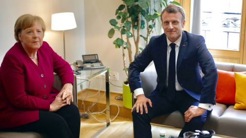 La canciller alemana Angela Merkel con el presidente francés Emmanuel Macron, en un encuentro previo a la cumbre de la UE en Bruselas, para debatir los nombramientos en las instituciones comunitarias tras las elecciones europeas del 26-M. R