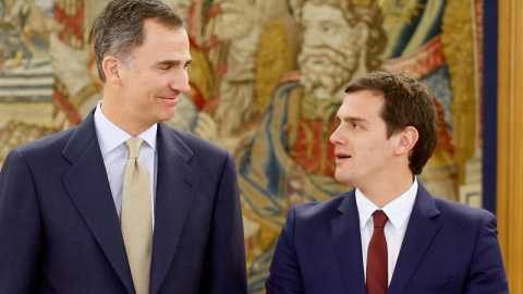 El rey Felipe VI ha recibido hoy en el Palacio de la Zarzuela al presidente de Ciudadanos, Albert Rivera, en su tercera y última ronda de consultas con los líderes políticos. EFE/Angel Díaz