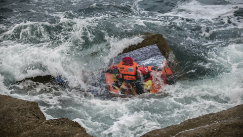 Fotografía en el rompeolas de Castro Urdiales que refleja el rescate de los migrantes en el Mediterráneo. OLMO CALVO