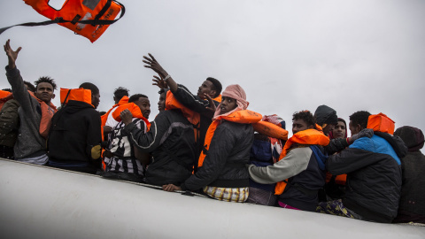 Exponer las fotos de esta realidad en un rompeolas es una oportunidad de mostrar, de una forma metafórica, lo  que sucede a las puertas de Europa. - OLMO CALVO