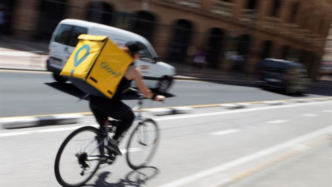 28/05/2019.-Las plataformas digitales de reparto a domicilio como Delivero, Glovo o Ubereats están bajo lupa en España, donde se cuestiona el tipo de vinculación laboral con sus repartidores, más aún después de la muerte de uno de ellos el 