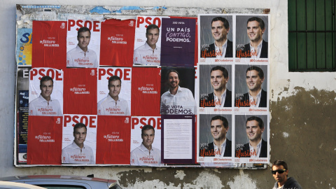 Carteles electorales en una calle de la localidad gaditana de Sanlucar de Barrameda, para las pasadas elecciones del 20-D. REUTERS