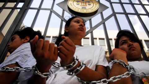 Fotografía de la manifestación en favor de legalizar el aborto en el Salvador. / Reuters