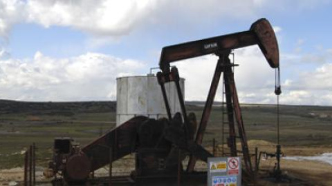 El fracking consiste en inyectar grandes cantidades de agua y arena en las bolsas de gases e hidrocarburos, tras fracturar las rocas que las contienen, para extraer por presión esos recursos naturales.