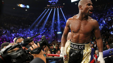 Mayweather celebra su victoria en el combate contra Pacquiao. /REUTERS