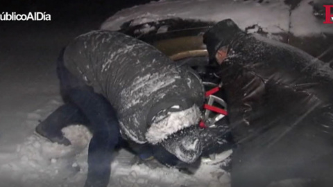 Más de 3.000 coches atrapados por las nevadas: ¿quién es el responsable?