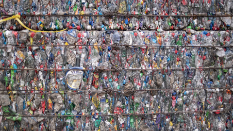 Miles de botellas de plástico en una planta de reciclaje de Beijing. AFP