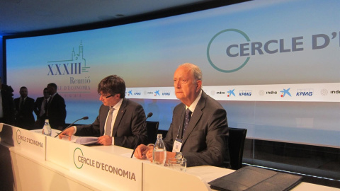 El president de la Generalitat, Carles Puigdemont, con el presidente del Círculo de Economía y de la inmobiliaria Colonial, Juan José Brugera, en la última reunión anual del 'lobby' empresarial catalán, en la localidad de Sitges. E.P.