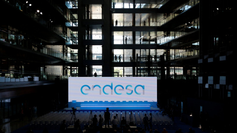 El logo de Endesa dentro de su sede en Madrid. REUTERS/Andrea Comas