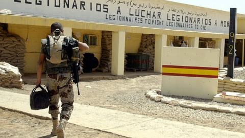 Un legionario español en la base de Diwaniya, al sur de Bagdad, en mayo de 2004. - AFP