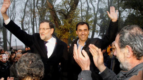 El presidente del Gobierno y del Partido Popular, Mariano Rajoy (i), junto al vicesecretario de organización del PP, Fernando Martínez Maillo (d), durante un acto público de su partido celerbado el martes en Benavente (Zamora). EFE