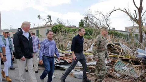 Trump en la visita a Puerto Rico por una de las zonas afectadas por el huracán María / REUTERS