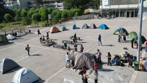 Tendes de campanya a la plaça Cívica de la UAB en la protesta del col·lectiu End Fossil