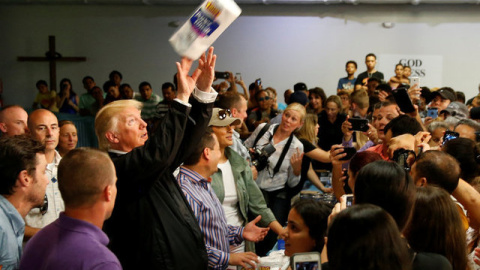 Donal Trump en uno de los centros de ayuda a las víctimas del huracán María en Puerto Rico, tirando rollos de papel a los damnificados / REUTERS