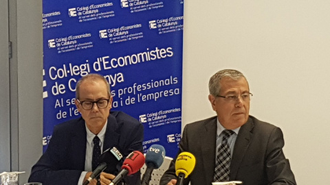 Albert Carreras i Modest Guinjoan durant la presentació de l'informe del Col·legi d'Economistes. CEC