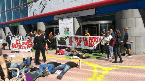 Los activistas en el acceso de IFEMA