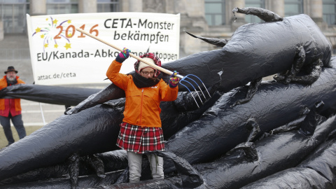 Activistas de la organización antiglobalización ATTAC protestan en Berlín contra el pacto comercia CETA con EE.UU y Canadá. REUTERS/Hannibal Hanschke