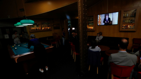 Los parroquianos de un bar en Barcelona atienden a la declaración institucional del president de la Generalitat , Carles Puigdemont. REUTERS/Yves Herman