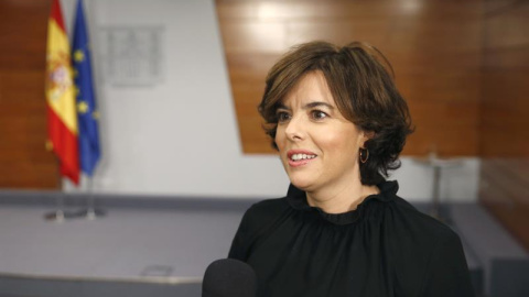 La vicepresidenta del Gobierno, Soraya Sáenz de Santamaría, hace unas declaraciones replicando al presidente de la Generalitat de Catalunya, Carles Puigdemont. /EFE