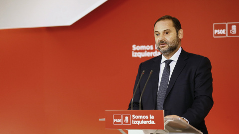 El secretario de Organización del PSOE, José Luis Ábalos, en una comparecencia en la sede socialista de Ferraz, para comentar las palabras del president de la Generalitat, Carles Puigdemont. EFE/J.P.Gan