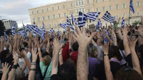 Ciudadanos griegos protestan en la plaza Sintagma de Atenas (Grecia) contra el Gobierno del país. / EFE