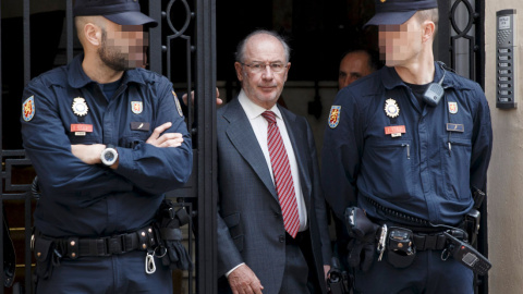 Rodrigo Rato, a la salida de su despacho tras el registro realizado por Hacienda en abril de 2015. REUTERS/Andrea Comas