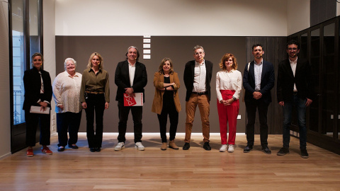 Els representants dels partits que van participar en el debat sobre Cultura a l'Ateneu Barcelonès minuts abans de començar l'acte, amb la moderadora.