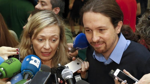 El secretario general de Podemos, Pablo Iglesias, ha acompañado a la diputada en la presentación de su renuncia como miembro de la Diputación Permanente del Congreso. EFE