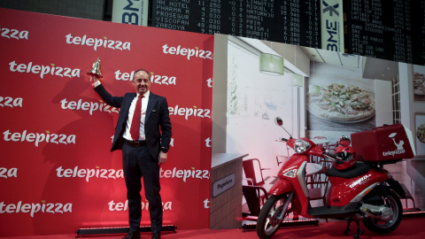 El presidente de Telepizza, Pablo Juantegui, toca la campana como arranque de la cotización de su compañía en la Bolsa de Madrid.  REUTERS/Andrea Comas