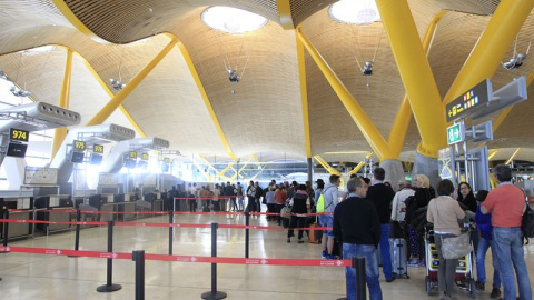 Viajeros en la terminal T4 del Aeropuerto Adolfo Suárez Madrid Barajas. E.P.