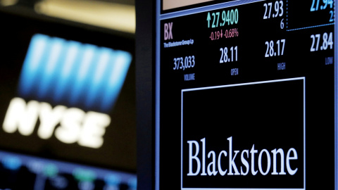 El logo y la cotización del fondo Blackstone, en un monitor en la bolsa de Nueva York, en Wall Street. REUTERS/Brendan McDermid