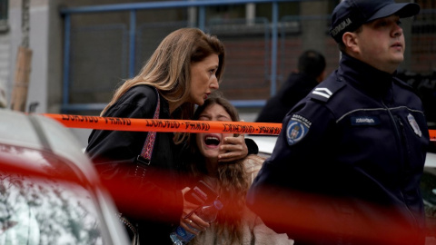 Una niña llora desconsolada y sujetada por su madre tras la masacre cometida por un alumno en un colegio de Belgrado (Serbia) este 3 de mayo de 2023.