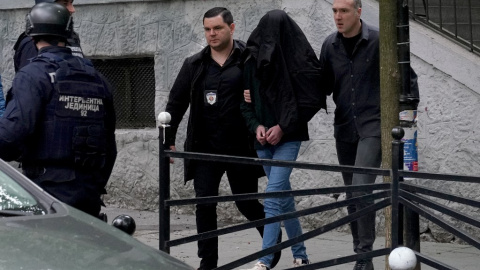 Agentes de Policía escoltan al presunto autor de la masacre en un colegio de Belgrado (Serbia) este 3 de mayo de 2023.