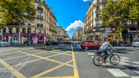 Tráfico urbano en una calle de París - Pixabay