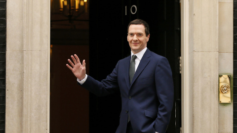 George Osborne llega al número 10 de Downing Street trasl la victoria de los conservadores en las elecciones de este viernes. REUTERS/Phil Noble