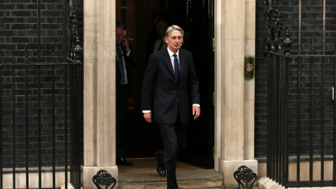 Philip Hammond abandona el número 10 de Downing Street, tras entrevistarse con David Cameron. REUTERS/Phil Noble