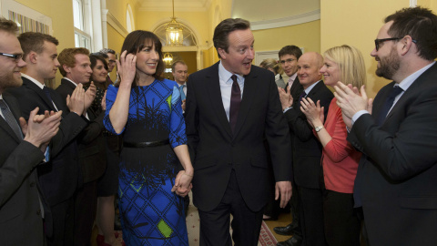 David Cameron y su esposa Samantha regresan al número 10 de Downing Street, y reciben el aplauso de los funcionarios de la residencia del primer ministro. REUTERS/Stefan Rousseau