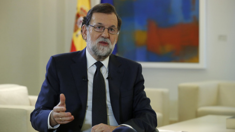 El jefe del Ejecutivo, Mariano Rajoy, durante su entrevista con la agencia Efe sobre la crisis de Catalunya. EFE/Ángel Díaz