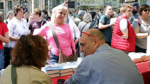 23/04/2023 - Xavier Bosch atenent lectors durant el dia de Sant Jordi d'aquest 2023.