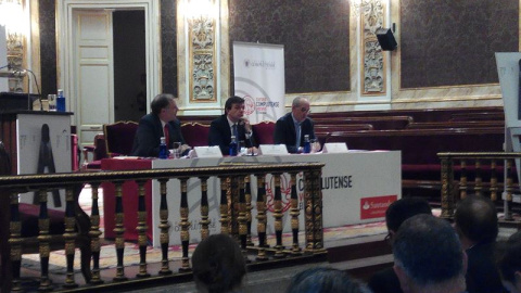 El director de Santander Universidades España Pedro Alonso Gil, el rector de la Universidad Complutense Carlos Andradas y el director de los Cursos de Verano Manuel Álvarez Junco durante la presentación de los Cursos de Verano de la Univers