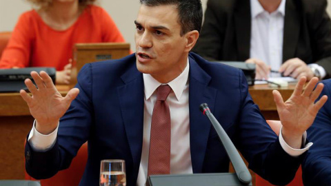 Pedro Sánchez durante su intervención hoy en la reunión de su grupo parlamentario en el Congreso tras asumir que no ha podido evitar unas nuevas elecciones. / SERGIO BARRENECHEA (EFE)